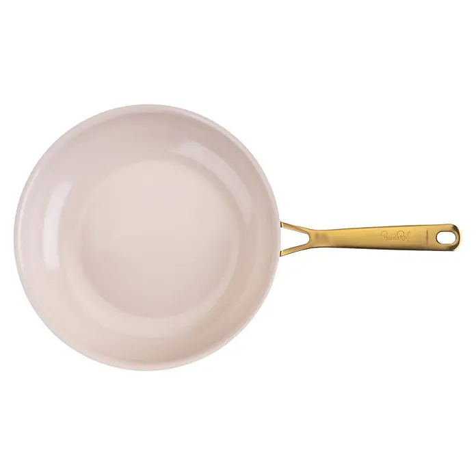 Fackelmann Pfanne Pamela Reif Kollektion Signature - Durchmesser: 28 mm, Beige/Gold - Cremefarbene Bratpfanne mit goldenem Griff, auf dem 'Pamela Reif' eingraviert ist.