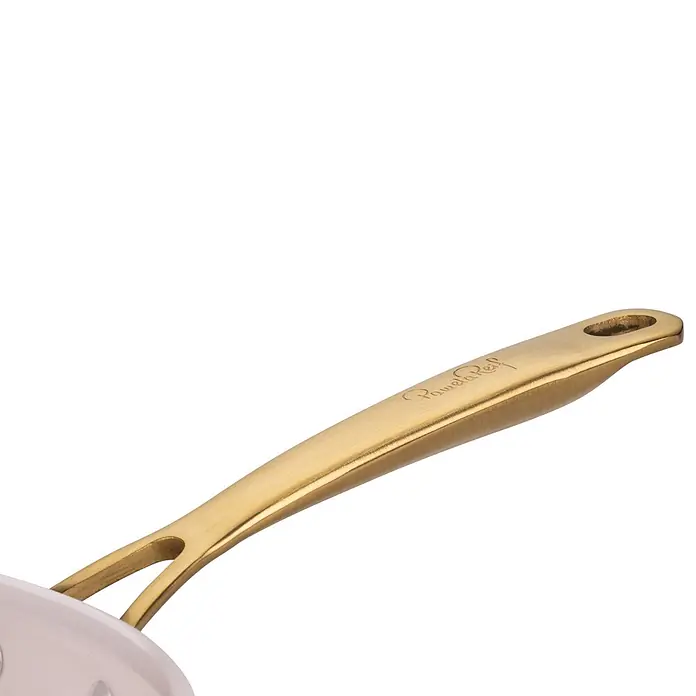 Fackelmann Pfanne Pamela Reif Kollektion Signature - Durchmesser: 20 mm, Beige/Gold - Goldfarbener Metallgriff einer Pfanne oder eines Topfes mit der Prägung „Pamela Reif“.