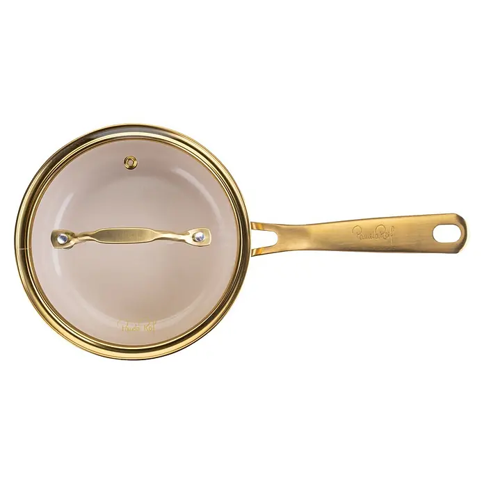 Fackelmann Kochtopf Pamela Reif Kollektion Signature - 1,2 l, Beige/Gold - Goldfarbener Topf mit Glasdeckel, passenden goldenen Griffen und Pamela Reif Aufschrift.