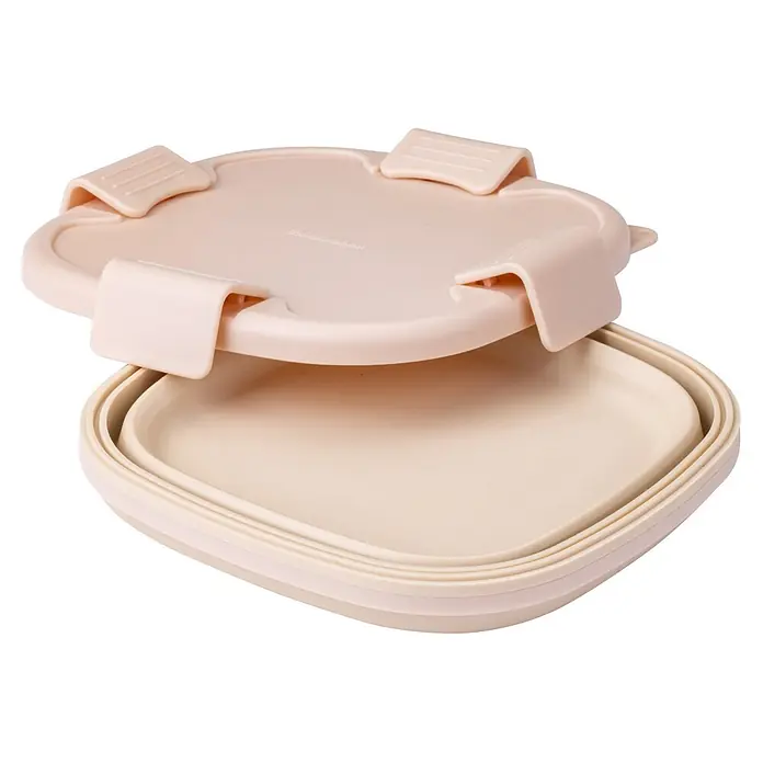 Fackelmann Lunchbox Pamela Reif Kollektion - L x B x H: 17 x 17 x 7 cm, Beige - Hellbeiger, zusammenklappbarer Essensbehälter mit teilweise geöffnetem Deckel und Verschlussclips.