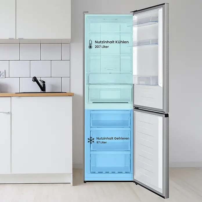 homeX Kühl-Gefrierkombination CFSN3041A-S - Nutzinhalt Gesamt: 304 l, 59 cm x 595 mm x 1.873 mm, Silber - Silberner Kühlschrank mit Gefrierfach in Küche, Türen offen, zeigt 207L Kühl- und 97L Gefrierkapazität.