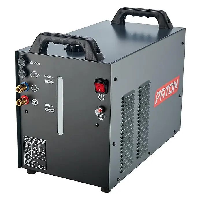 PATON MIG/MAG-Schweißgerät Cooler-8S - 230 V - Grauer Metall-Schweißkühler mit schwarzen Griffen, rotem Netzschalter und Füllstandsanzeige.