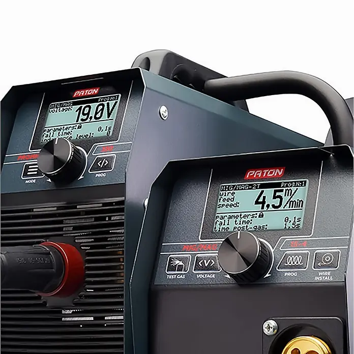 PATON MIG/MAG-Schweißgerät ProMIG-350-15-4-400V - Schweißstrom: 350 A, 400 V - Zwei dunkelgraue professionelle PATON-Schweißgeräte mit digitalen Anzeigen für Spannung und Drahtvorschubgeschwindigkeit und schwarzen Bedienknöpfen.
