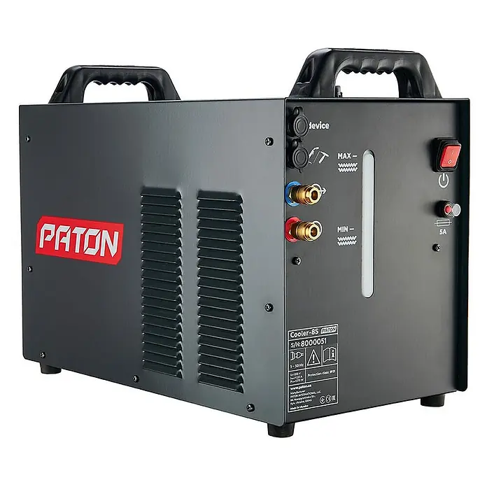 PATON MIG/MAG-Schweißgerät Cooler-8S - 230 V - Dunkelgraues Paton Cooler-8S Schweißkühlgerät. Es verfügt über Tragegriffe, Lüftungsschlitze und eine Frontplatte mit Wasserstandsanzeige, Netzschalter und Anschlüssen.