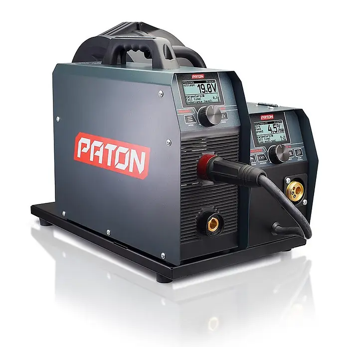 PATON MIG/MAG-Schweißgerät ProMIG-350-15-4-400V - Schweißstrom: 350 A, 400 V - Dunkelgraue PATON Schweißmaschine mit rotem Logo, Digitalanzeigen (19.8V, 4.5m/min), Reglern und Schweißkabelanschlüssen auf schwarzem Sockel.