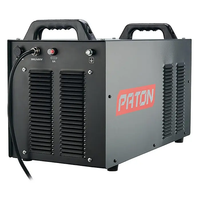 PATON MIG/MAG-Schweißgerät Cooler-7S-400V - 400 V - Schwarzes Industrienetzteil mit Griffen oben, Lüftungsgittern und 'PATON'-Logo. Mit 380/400V Eingang, Sicherung und Netzschalter.