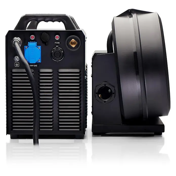 PATON MIG/MAG-Schweißgerät ProMIG-500-15-4-400V W MAXwire - Schweißstrom: 500 A, 400 V - Rückansicht einer schwarzen Schweißmaschine mit angeschlossenem Drahtvorschubgerät, mit Strom- und Gasanschlüssen.