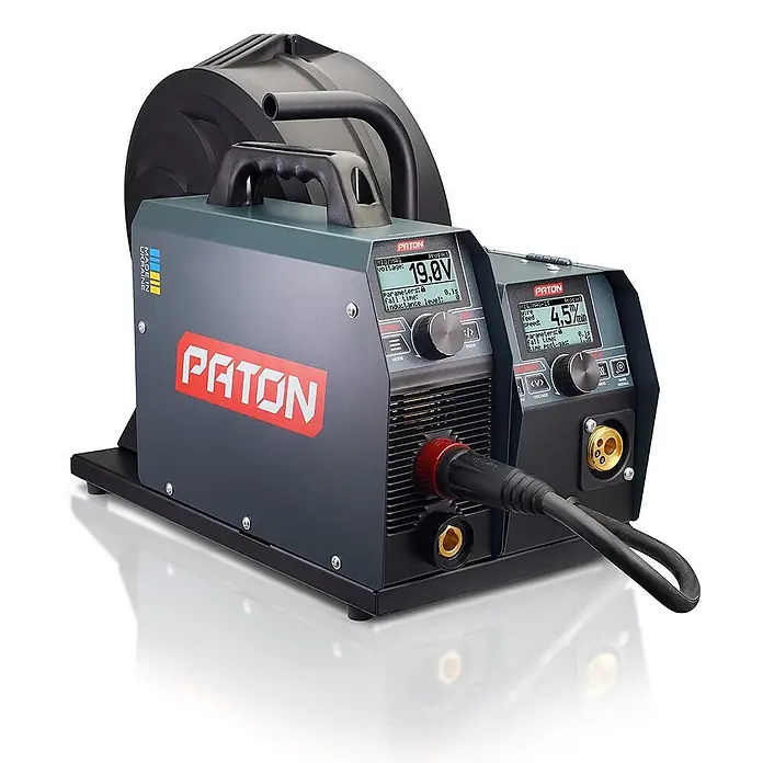PATON MIG/MAG-Schweißgerät ProMIG-250-15-2 - Schweißstrom: 250 A, 230 V - Graues PATON MIG/MAG-Schweißgerät mit rotem Logo, digitalen Anzeigen und Drehknöpfen für Spannung und Drahtvorschub.