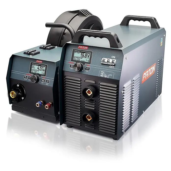 PATON MIG/MAG-Schweißgerät ProMIG-500-15-4-400V W MAXwire - Schweißstrom: 500 A, 400 V - Zwei graue und schwarze Paton Schweißgeräte, eine Stromquelle und ein Drahtvorschubgerät, mit Displays und Drehknöpfen.