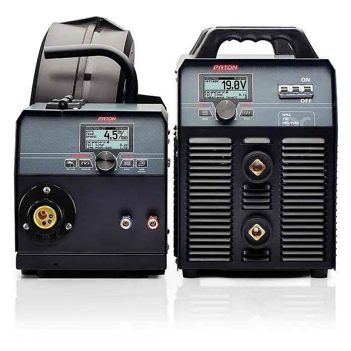 PATON MIG/MAG-Schweißgerät ProMIG-500-15-4-400V W MAXwire - Schweißstrom: 500 A, 400 V - Zwei dunkelgraue Paton Schweißgeräte mit Digitalanzeigen und Bedienknöpfen, eines mit Drahtvorschub.