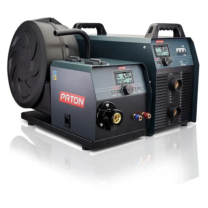 PATON MIG/MAG-Schweißgerät ProMIG-500-15-4-400V W MAXwire - Schweißstrom: 500 A, 400 V - Dunkelgraue PATON Schweißmaschine, bestehend aus zwei verbundenen Einheiten mit Digitalanzeigen und Bedienknöpfen.