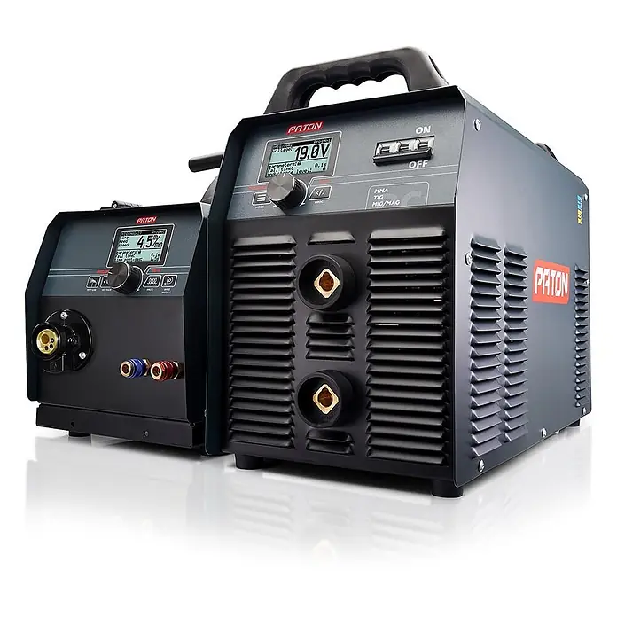 PATON MIG/MAG-Schweißgerät ProMIG-500-15-4-400V W MAXwire - Schweißstrom: 500 A, 400 V - Zwei dunkelgraue PATON-Schweißgeräte mit Digitalanzeigen und verschiedenen Anschlüssen. Die Haupteinheit hat einen Griff.