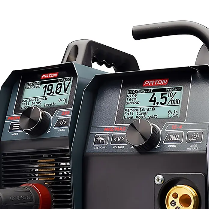 PATON MIG/MAG-Schweißgerät ProMIG-250-15-4 - Schweißstrom: 250 A, 230 V - Zwei moderne, dunkelgraue PATON Inverter-Schweißgeräte, mit Bedienfeldern, digitalen Anzeigen und Einstellknöpfen für MIG/MAG-Schweißen.