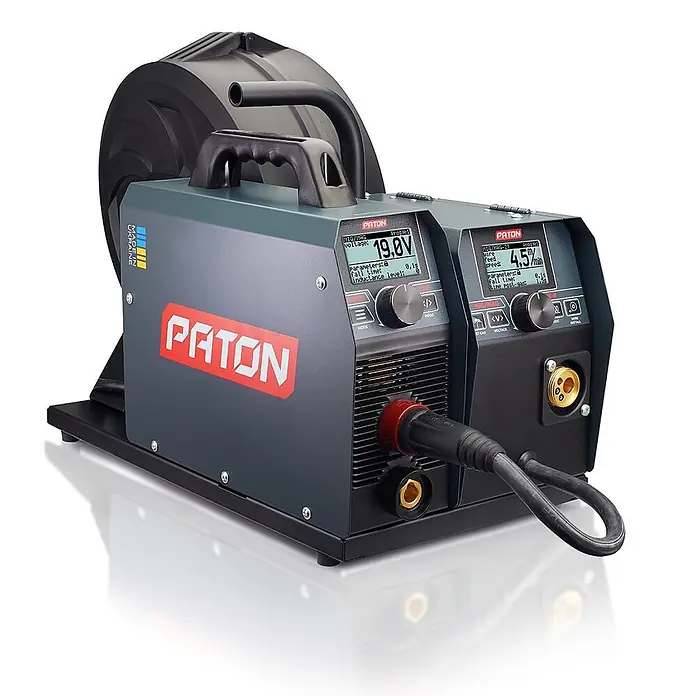 PATON MIG/MAG-Schweißgerät ProMIG-250-15-4 - Schweißstrom: 250 A, 230 V - Dunkelgraues PATON MIG/MAG Schweißgerät mit rotem Logo, Digitalanzeigen und integriertem Drahtvorschub.