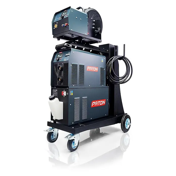 PATON MIG/MAG-Schweißgerät ProMIG-630-15-4-400V WK - Schweißstrom: 630 A, 400 V - Eine dunkelgraue Schweißmaschine mit Drahtvorschub und Kühleinheit, roten PATON-Logos, montiert auf einem schwarzen Rollwagen mit blauen Rollen für Mobilität.
