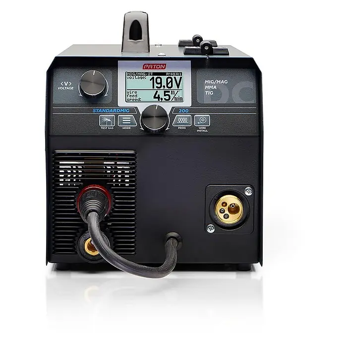 PATON MIG/MAG-Schweißgerät StandardMIG-200 - Schweißstrom: 200 A, 230 V - Schwarzes PATON StandardMIG Schweißgerät mit digitaler Anzeige von 19,0V und 4,5 m/min Drahtvorschub, Vorderseite mit Reglern und Anschlüssen.