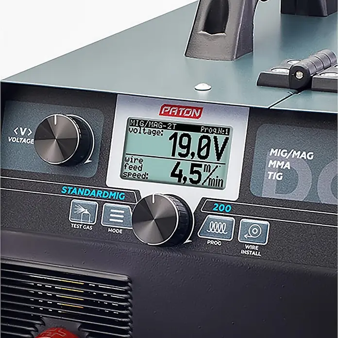 PATON MIG/MAG-Schweißgerät StandardMIG-200 - Schweißstrom: 200 A, 230 V - Dunkelgraues Bedienfeld eines Schweißgeräts, zeigt Spannung und Drahtvorschub an, mit Reglern und Tasten für verschiedene Schweißmodi.