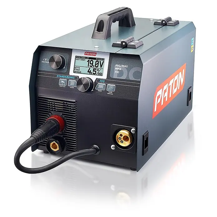 PATON MIG/MAG-Schweißgerät StandardMIG-200 - Schweißstrom: 200 A, 230 V - PATON Mehrzweck-Schweißgerät (MIG/MAG, MMA, WIG) in Grau und Schwarz mit Digitalanzeige, Bedienknöpfen und Anschlüssen.