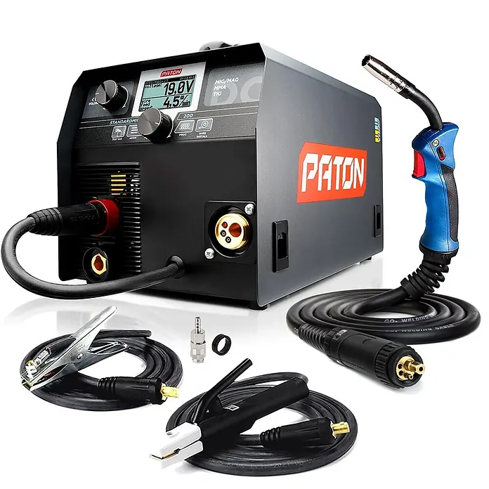 PATON MIG/MAG-Schweißgerät StandardMIG-200 - Schweißstrom: 200 A, 230 V - Graues und schwarzes Schweißgerät mit Digitalanzeige und Bedienelementen, dazu MIG-Brenner, Masseklemme und Elektrodenhalterkabel.