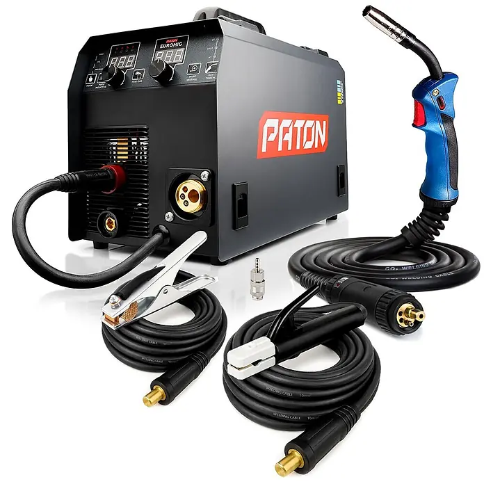 PATON MIG/MAG-Schweißgerät EuroMIG - Schweißstrom: 150 A, 230 V - Schwarzes PATON EUROMIG Schweißgerät mit blau/schwarzem MIG/MAG-Brenner, Masseklemme, Elektrodenhalter und Schweißkabeln.