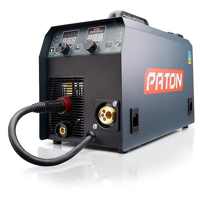 PATON MIG/MAG-Schweißgerät EuroMIG - Schweißstrom: 150 A, 230 V - Dunkelgraues PATON Euromig Schweißgerät mit rotem Branding, digitalen Anzeigen, Bedienknöpfen und Anschlüssen, mit angeschlossenem schwarzem Kabel.