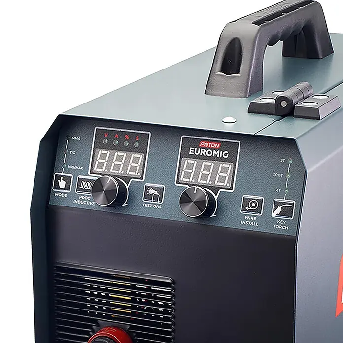PATON MIG/MAG-Schweißgerät EuroMIG - Schweißstrom: 150 A, 230 V - Graue und schwarze PATON EUROMIG Inverter-Schweißmaschine mit Digitalanzeigen, Drehknöpfen und Tragegriff.