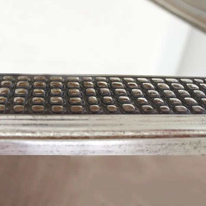 Kiamami Valentina Lichtspiegel - 22 x 645 cm, Farblos - Metallischer Rahmen in Altsilber mit erhabenem, wiederholendem Muster aus abgerundeten Rechtecknoppen.