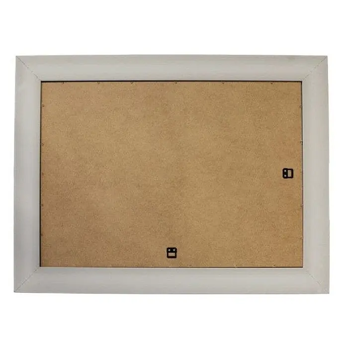 Kiamami Valentina Lichtspiegel - 22 x 645 cm, Farblos - Rückseite eines hellgrauen Bilderrahmens mit brauner Rückwand, gesichert mit Klammern und zwei Aufhängern.