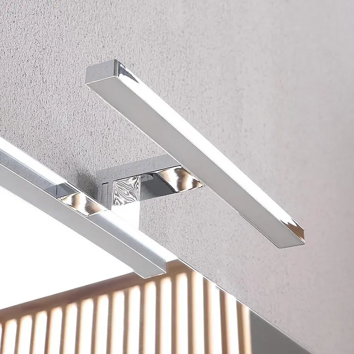 KV Einfacher Badezimmerspiegel 100x110 cm mit LED-Lampe -  - Moderne wandmontierte LED-Spiegelleuchte in linearer Chrom-Ausführung, die einen Spiegel beleuchtet.
