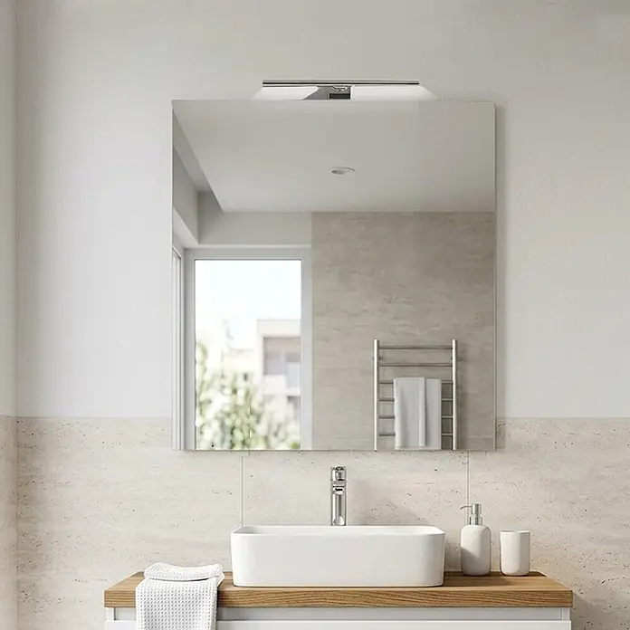 KV Einfacher Badezimmerspiegel 100x110 cm mit LED-Lampe -  - Quadratischer Spiegel mit integrierter Chrom-LED-Leiste über einem Waschbecken.
