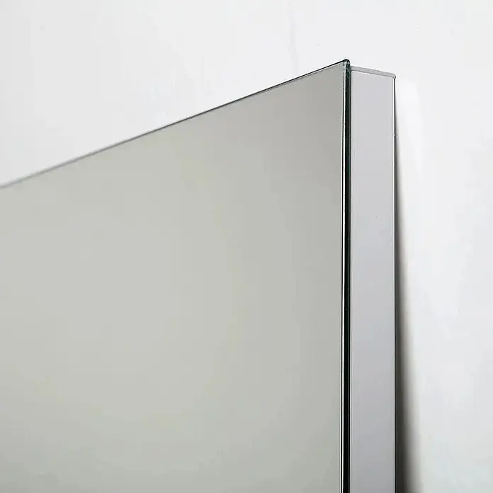 KV Einfacher Badezimmerspiegel 100x110 cm mit LED-Lampe -  - Nahaufnahme des Spiegelrandes, zeigt die reflektierende Glasoberfläche und eine schmale, silberfarbene Seitenplatte.