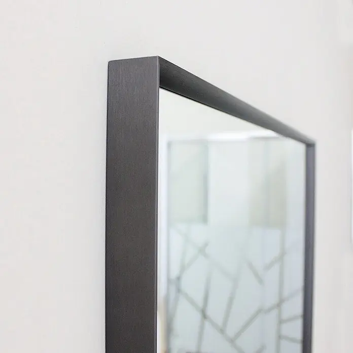 KV Rechteckiger Spiegel mit Aluminiumrahmen in Gun Metal 60,5x80,5 cm -  - Dunkelgrauer Spiegel mit gebürstetem Rahmen.
