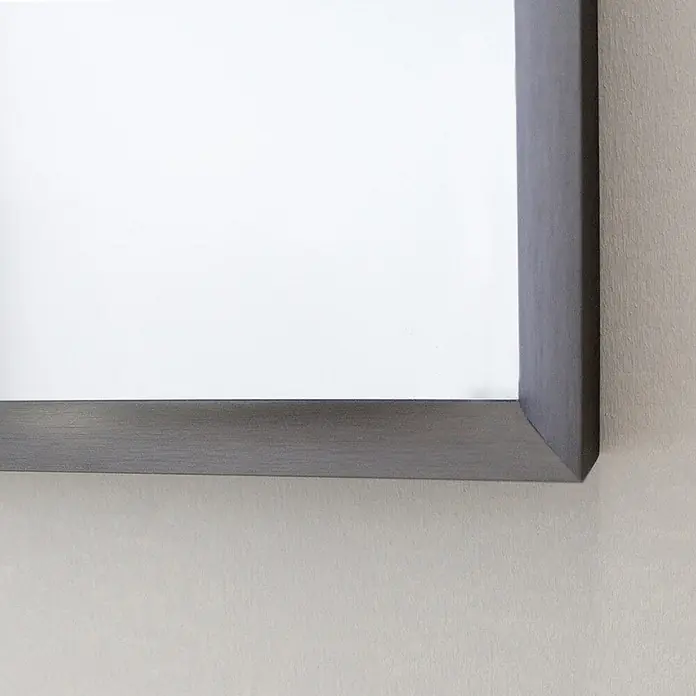 KV Rechteckiger Spiegel mit Aluminiumrahmen in Gun Metal 60,5x80,5 cm -  - Dunkelgrauer, gebürsteter Bilderrahmen aus Metall mit weißem Innenteil.