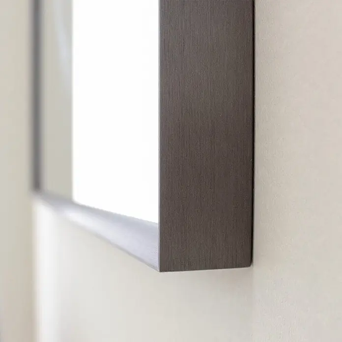 KV Rechteckiger Spiegel mit Aluminiumrahmen in Gun Metal 60,5x80,5 cm -  - Dunkelgraues Rahmenprofil mit gebürsteter Textur, horizontal verlaufend.