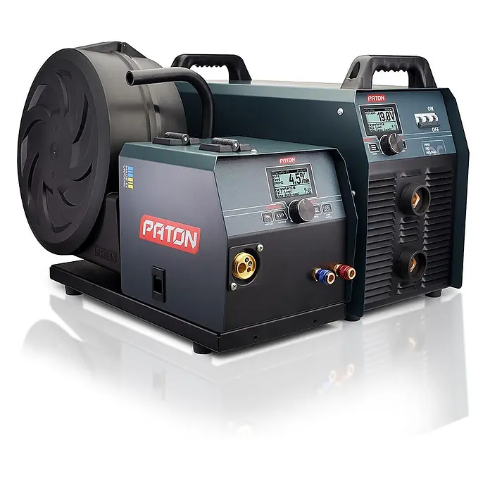PATON MIG/MAG-Schweißgerät ProMIG-630-15-4-400V W - Schweißstrom: 630 A, 400 V - Dunkelgraues PATON Inverter-Schweißgerät mit separatem Drahtvorschub, Digitalanzeigen und Anschlüssen.