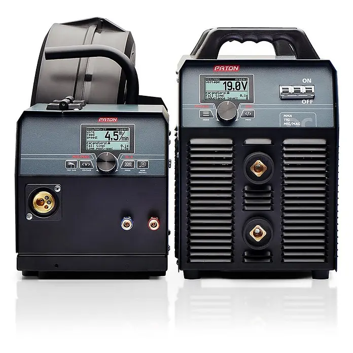 PATON MIG/MAG-Schweißgerät ProMIG-630-15-4-400V W - Schweißstrom: 630 A, 400 V - Zwei dunkelgraue und schwarze Paton-Schweißgeräte mit Digitalanzeigen, Bedienelementen und Anschlüssen, nebeneinander präsentiert.