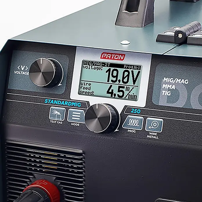 PATON MIG/MAG-Schweißgerät StandardMIG-250 - Schweißstrom: 250 A, 230 V - Nahaufnahme des Bedienfelds eines dunkelgrauen Schweißgeräts mit Digitalanzeige für 19,0V und 4,5m/min, sowie verschiedenen Einstellknöpfen.