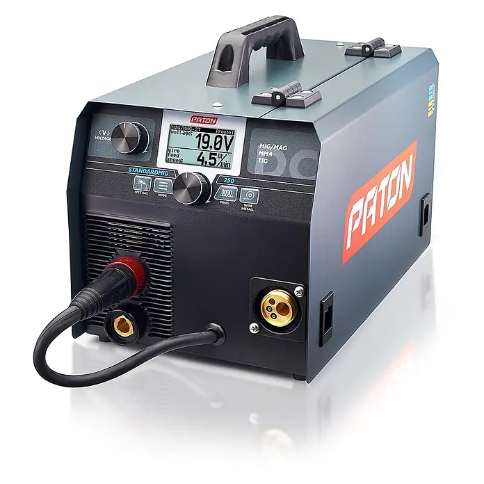 PATON MIG/MAG-Schweißgerät StandardMIG-250 - Schweißstrom: 250 A, 230 V - Graues PATON MIG/MAG, MMA, TIG Inverter-Schweißgerät mit schwarzem Griff, Digitalanzeige und angeschlossenem Schweißkabel.