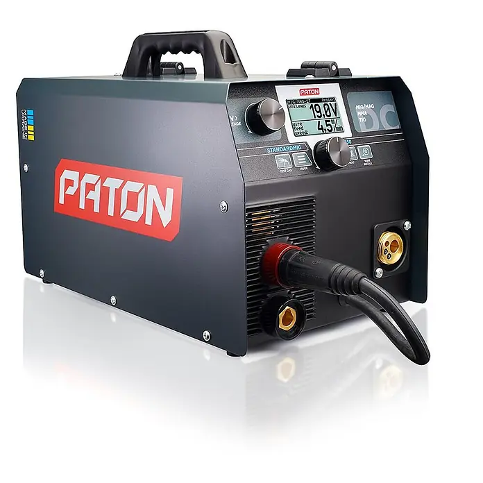 PATON MIG/MAG-Schweißgerät StandardMIG-250 - Schweißstrom: 250 A, 230 V - Dunkelgraues Paton Schweißgerät mit rotem Logo, Digitalanzeige (19,0V), Bedienelementen und verschiedenen Anschlüssen vorne.