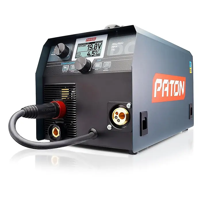 PATON MIG/MAG-Schweißgerät StandardMIG-250 - Schweißstrom: 250 A, 230 V - Graue und schwarze Paton Multiprozess-Schweißmaschine mit Digitalanzeige (19,0V, 4,5 m/min Drahtvorschub) und Kabelanschlüssen.