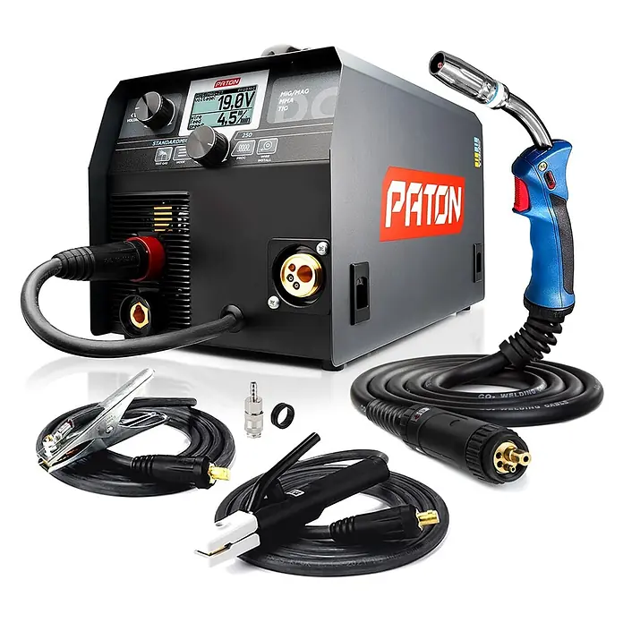 PATON MIG/MAG-Schweißgerät StandardMIG-250 - Schweißstrom: 250 A, 230 V - Graue und schwarze PATON Schweißmaschine mit blauem Brenner, Masseklemme, Elektrodenhalter und Kabeln.