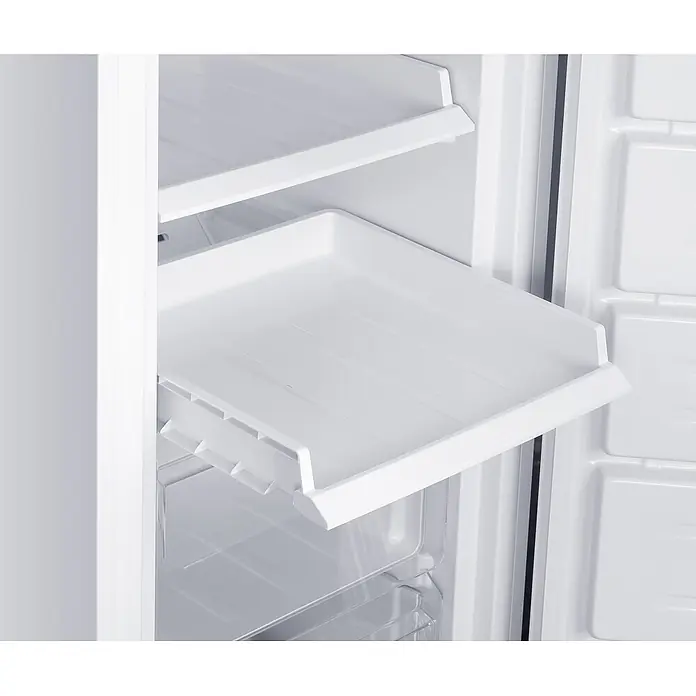 homeX FSN1611E-W -  - Weißer ausziehbarer Gefrierschrankeinschub oder Regal aus Kunststoff in einem Kühlschrank, teilweise ausgezogen.