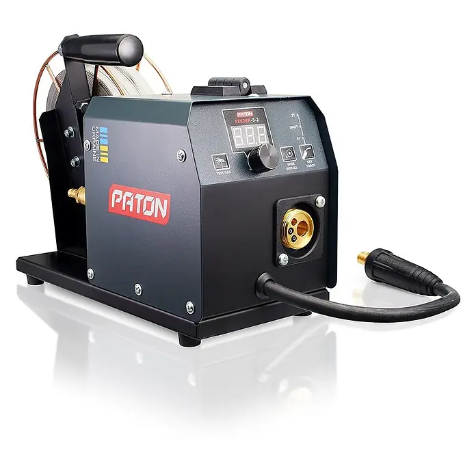 PATON MIG/MAG-Schweißgerät Feeder-5-2 - 230 V - Ein dunkelgrauer PATON Feeder-S-2 Schweißdrahtvorschub mit Drahtspule, Digitalanzeige, Drehknopf und flexiblem Kabel an einem goldenen Anschluss.