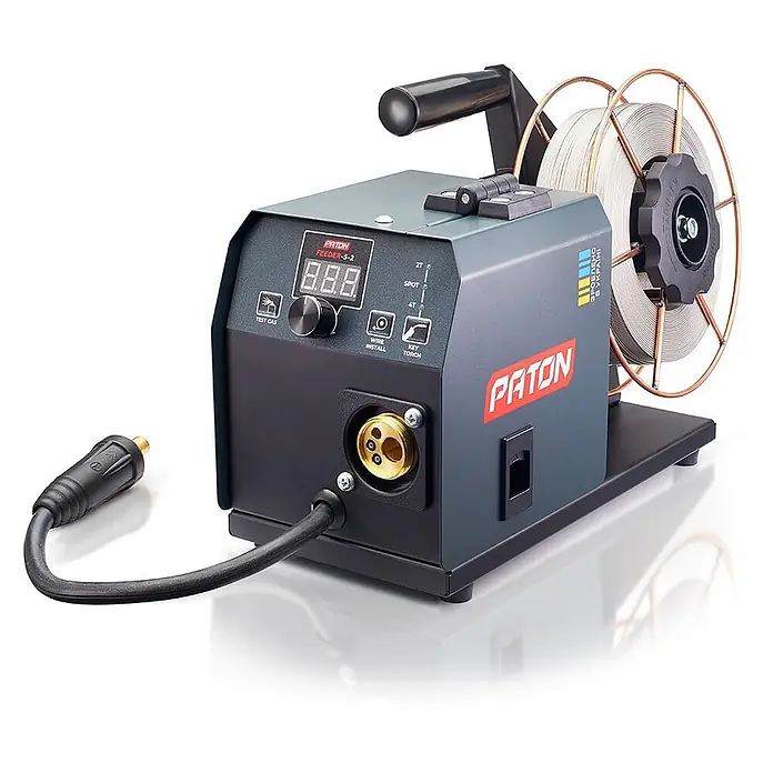 PATON MIG/MAG-Schweißgerät Feeder-5-2 - 230 V - Dunkelgrauer PATON FEEDER-5-2 Schweißdrahtvorschub mit Digitalanzeige, Drehknopf, Drahtspule und angeschlossenem Kabel.