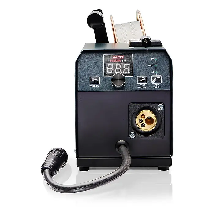 PATON MIG/MAG-Schweißgerät Feeder-5-2 - 230 V - Dunkelgrauer Schweißdrahtvorschub mit Digitalanzeige, Drehknopf und Funktionstasten, Drahtspule oben, robustes Anschlusskabel.