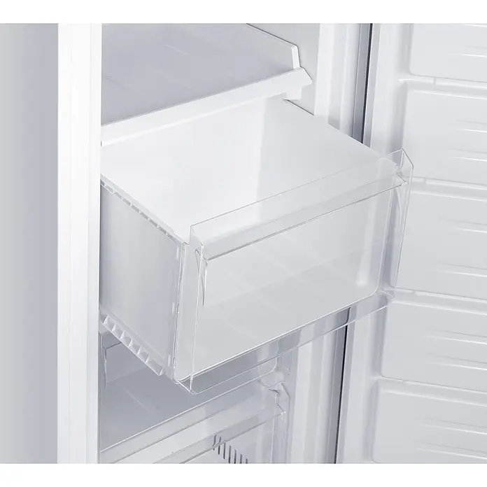 homeX FSN1611E-W -  - Transparente Kunststoff-Gefrierschublade, aus einem weißen Geräteraum gezogen.