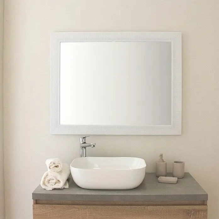 KV Rechteckiger Spiegel mit weißem MDF-Rahmen, beidseitig montierbar, 72,5x92,5 cm -  - Weißer rechteckiger Spiegel über einem modernen weißen Aufsatzwaschbecken mit Chromarmatur, beigen Accessoires und gerollten weißen Handtüchern auf einer grauen Arbeitsplatte.