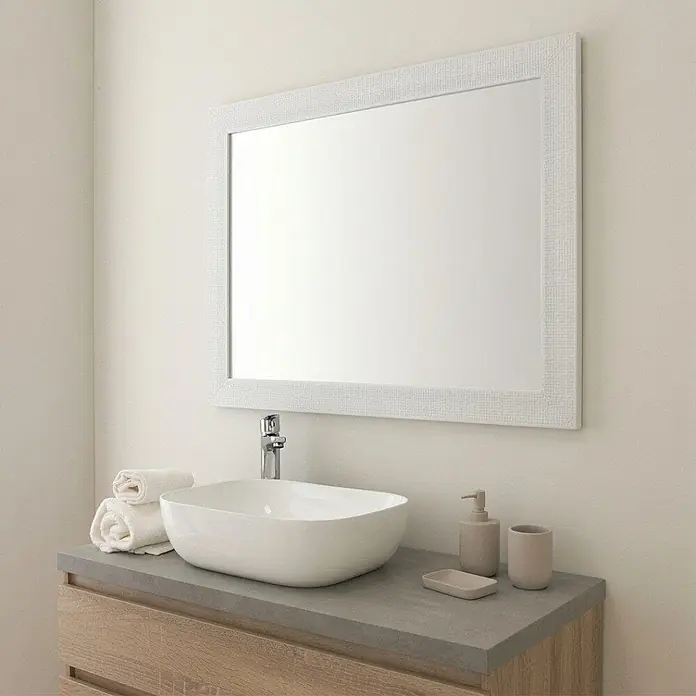 KV Rechteckiger Spiegel mit weißem MDF-Rahmen, beidseitig montierbar, 72,5x92,5 cm -  - Weißer rechteckiger Spiegel mit strukturierter Umrandung über einem Aufsatzwaschbecken und Holzwaschtisch in einem modernen Bad.