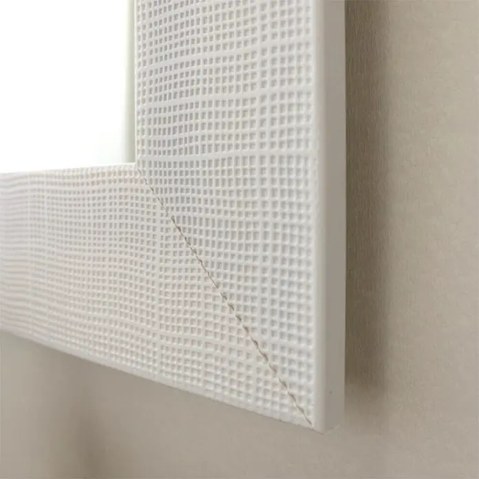 KV Rechteckiger Spiegel mit weißem MDF-Rahmen, beidseitig montierbar 62,5x82,5cm -  - Weißer Bilderrahmen-Ecke mit strukturierter Waffel-Musterung, Gehrungsfuge sichtbar.