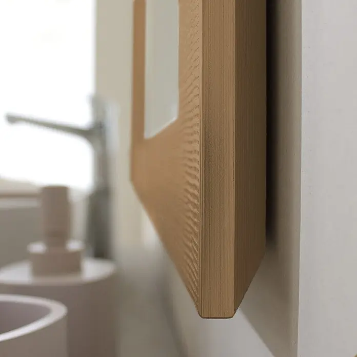 KV Rechteckiger Spiegel mit MDF-Rahmen in creme-kupfer, 72,5x92,5 cm -  - Wandmontiertes hellbraunes Paneel mit strukturierter Seite, in modernem Interieur.